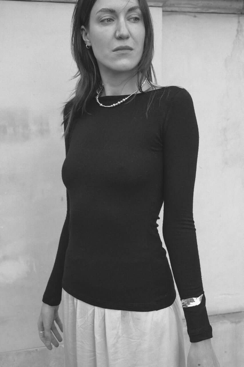 Wełniany longsleeve Sødalen czarny na modelce, idealny na jesienne stylizacje, z prostym dekoltem i długimi rękawami.