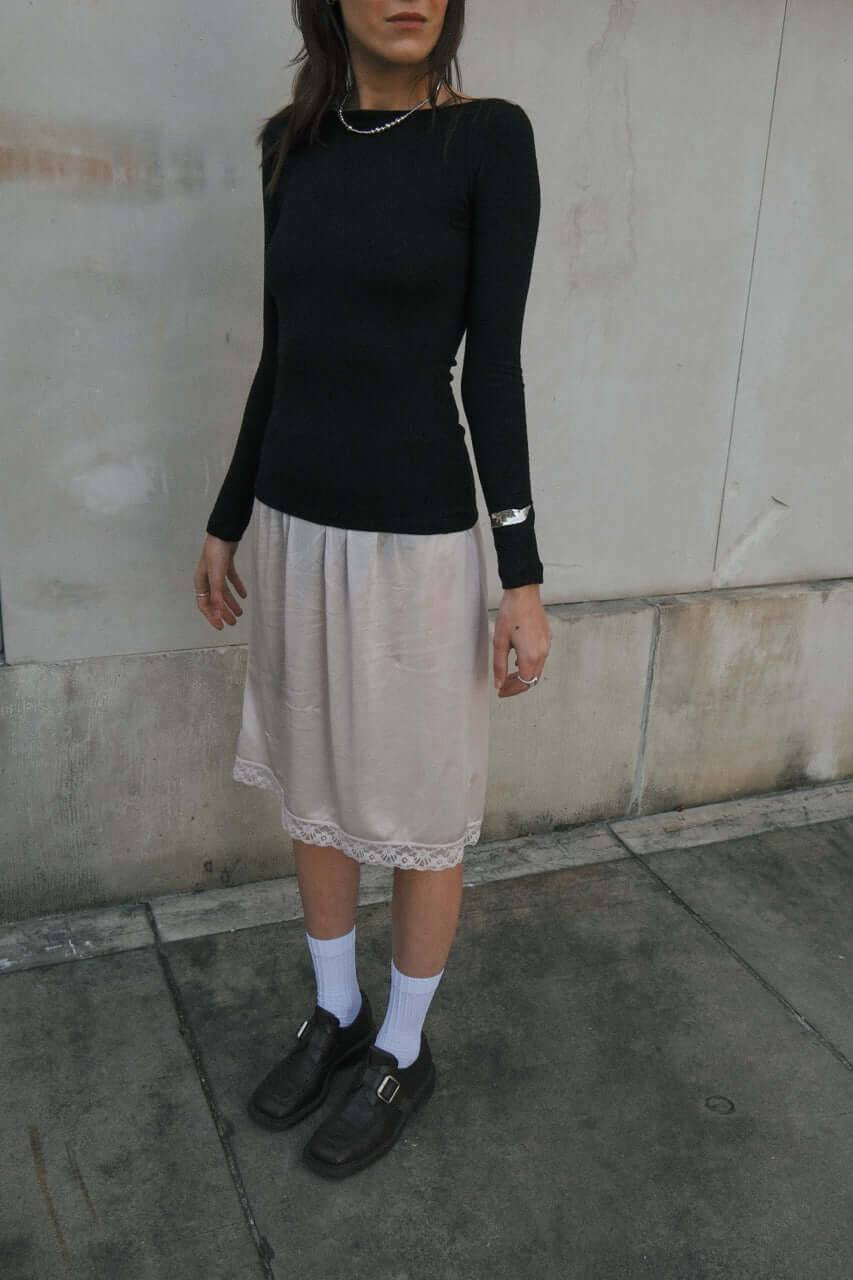 Wełniany longsleeve Sødalen czarny na modelce, idealny na jesienne stylizacje, z prostym dekoltem i długimi rękawami.