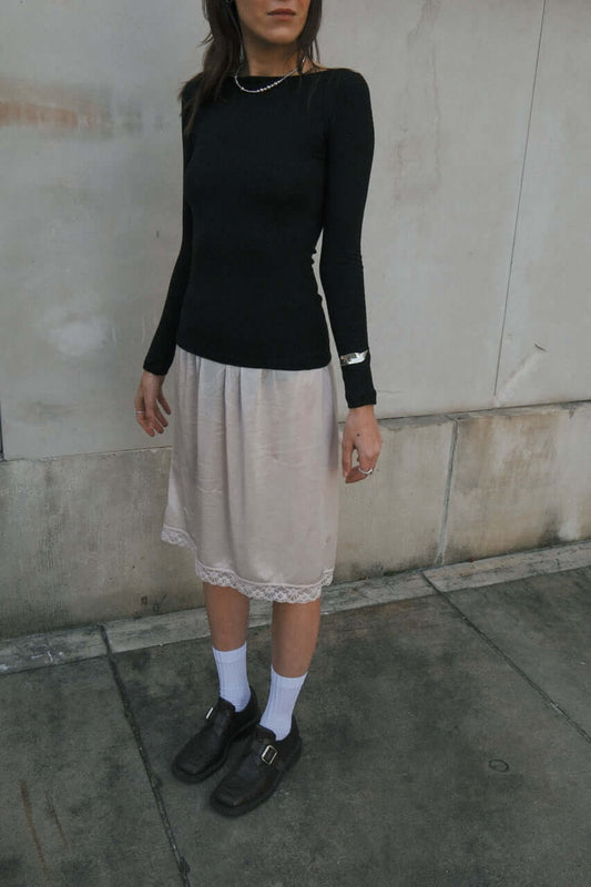 Wełniany longsleeve Sødalen czarny na modelce, idealny na jesienne stylizacje, z prostym dekoltem i długimi rękawami.