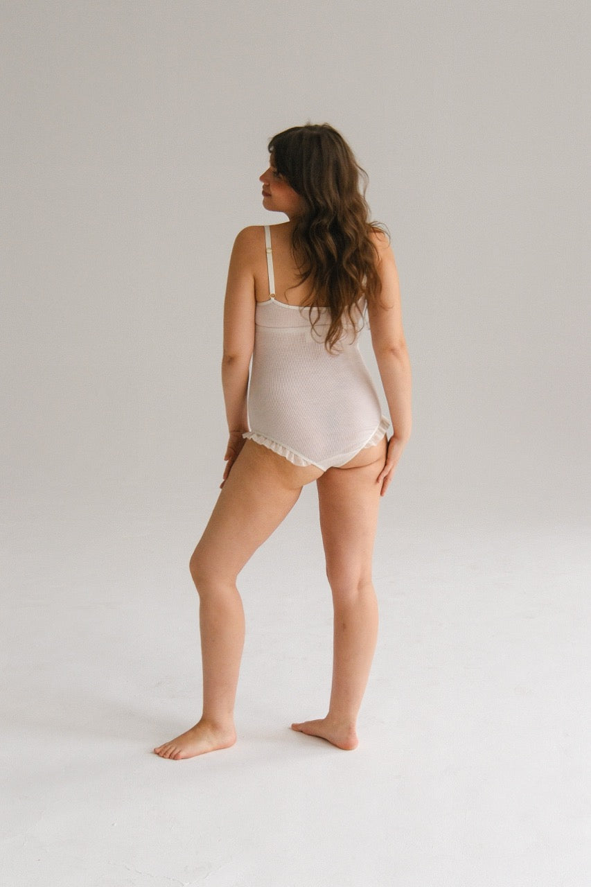 Body z wełny merino i tiulu Sierra CRÈME na modelce, z tiulowymi miseczkami i koronkowym wykończeniem.