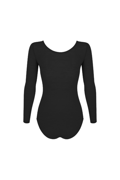 Model wearing Wełniane body Astra against a rocky background, showcasing elegant minimalism in fashion.