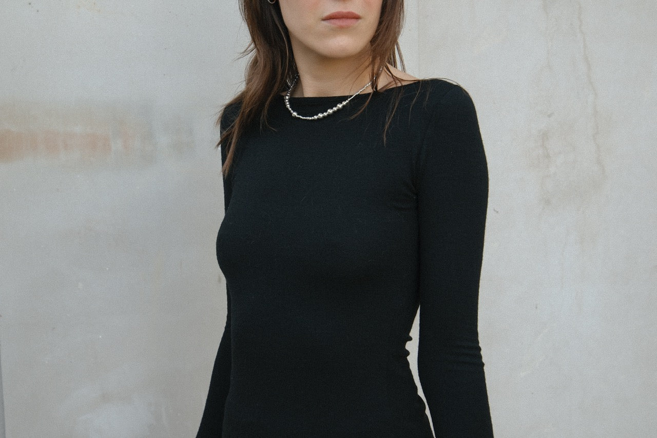 Wełniany longsleeve Sødalen czarny na modelce, idealny na jesienne stylizacje, z prostym dekoltem i długimi rękawami.