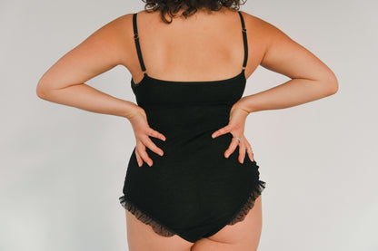 Body z wełny merino i tiulu w czarnym kolorze z tiulowymi miseczkami i delikatnymi falbankami.