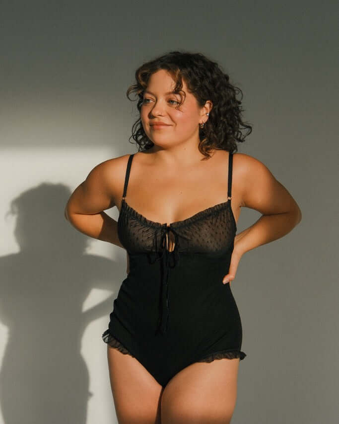 Body z wełny merino i tiulu w czarnym kolorze z tiulowymi miseczkami i delikatnymi falbankami.