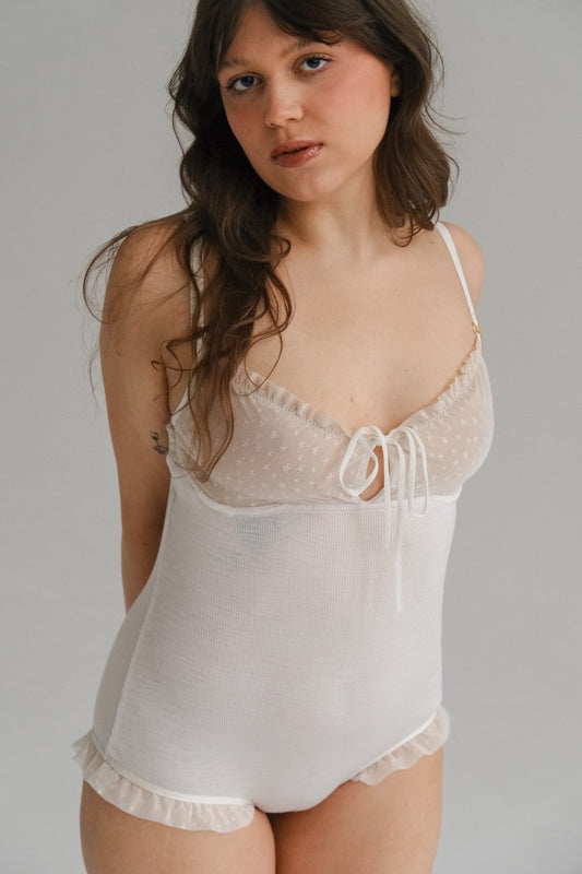 Body z wełny merino i tiulu Sierra CRÈME na modelce, z tiulowymi miseczkami i koronkowym wykończeniem.