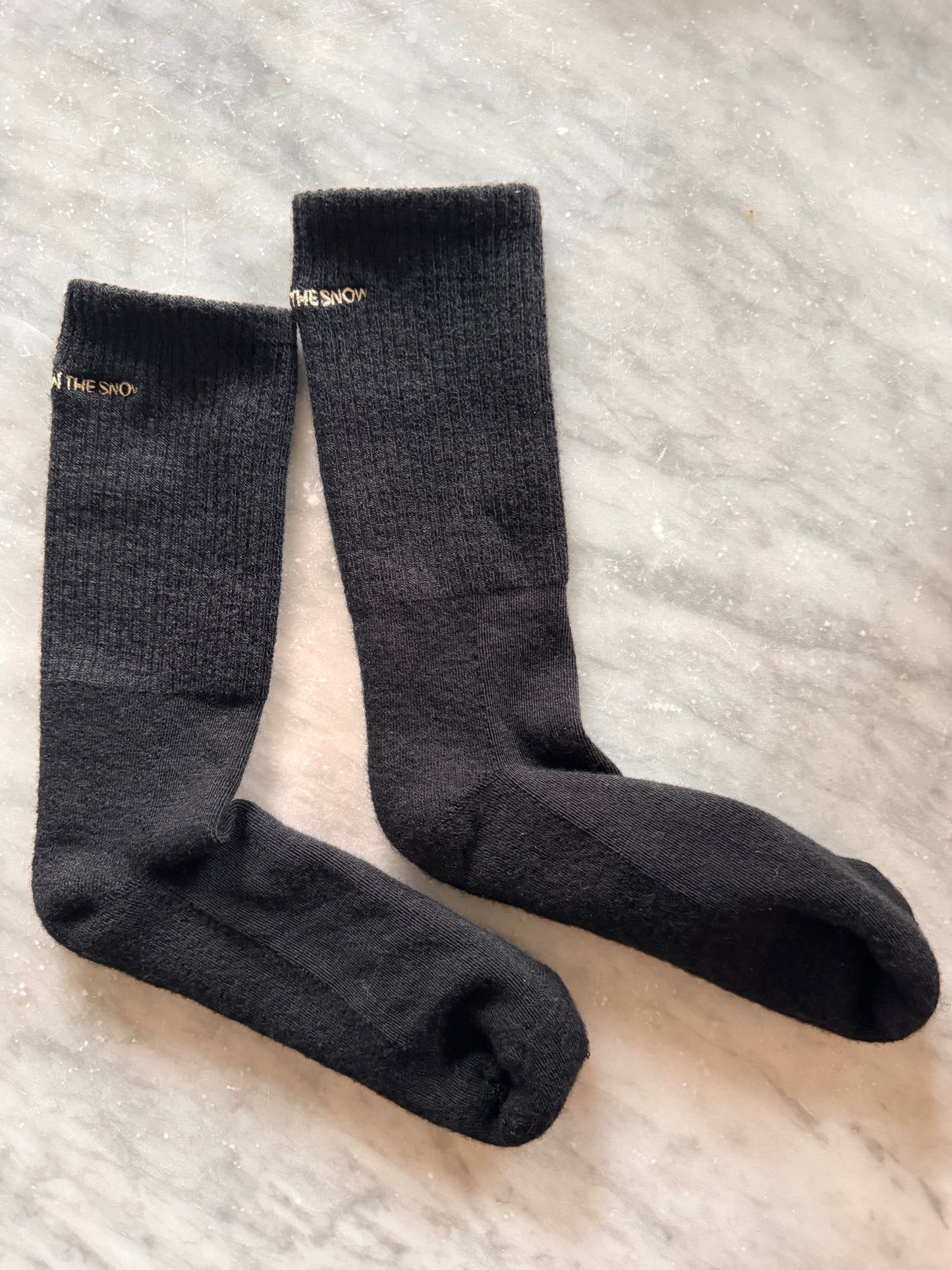 czarne skarpetki wełniane z wyhaftowany logo 